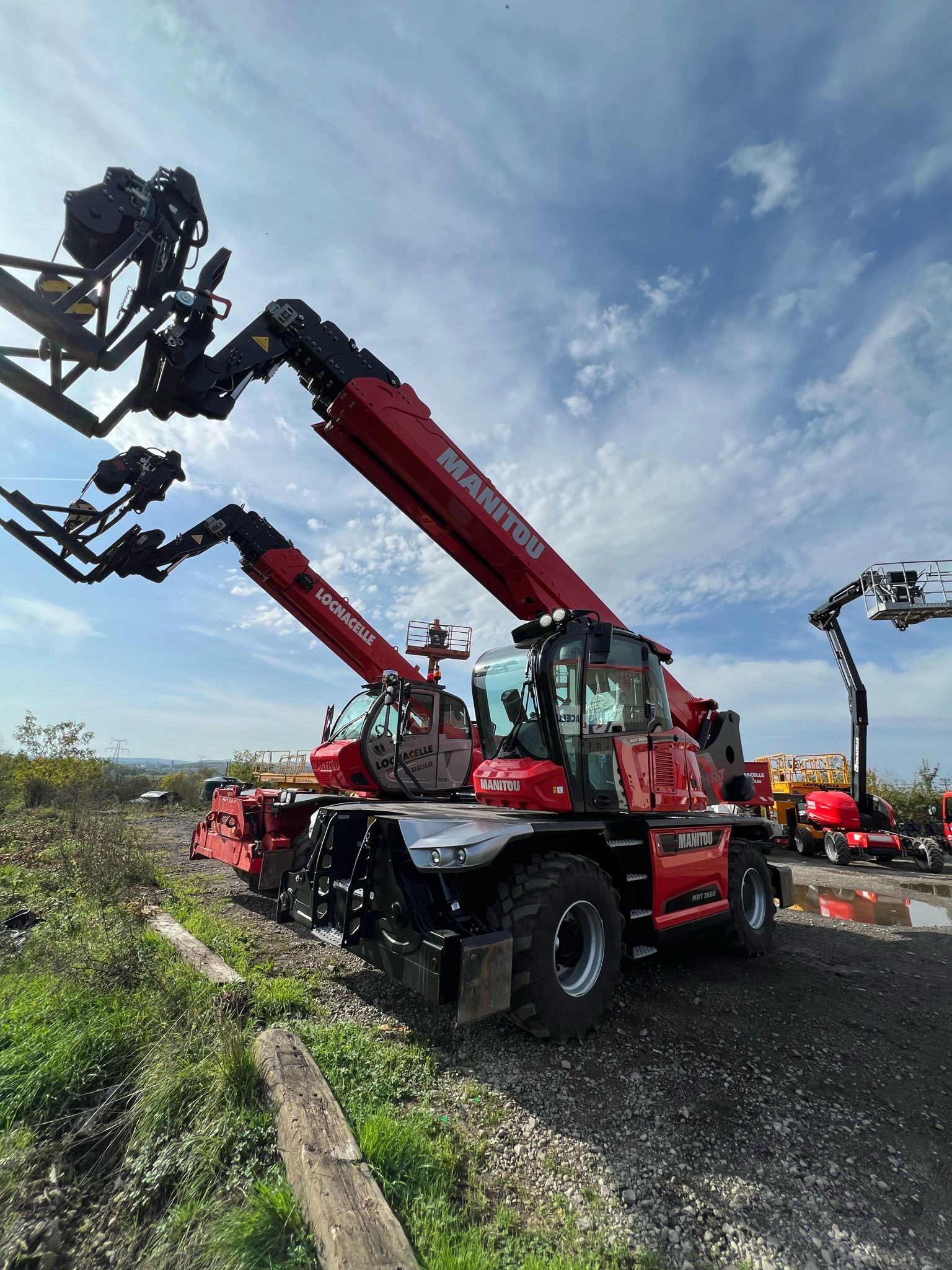 Chariot télescopique rouge de la marque Manitou