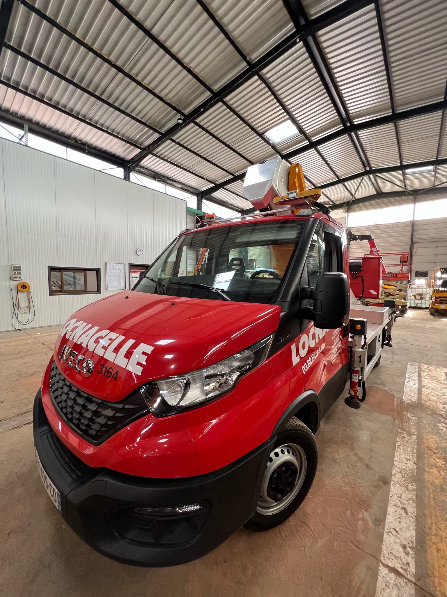 Avant d'un camion porteur de nacelle