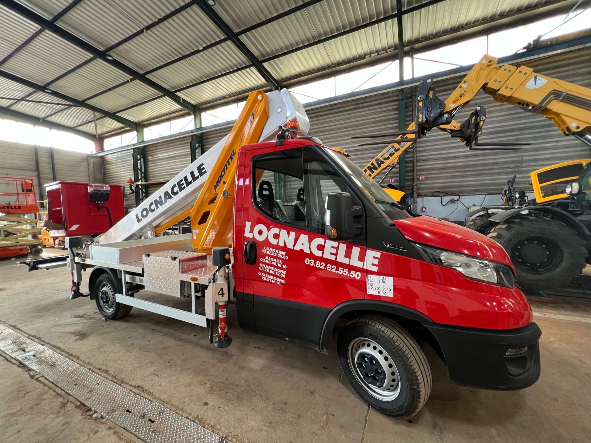 Nacelle sur porteur rouge