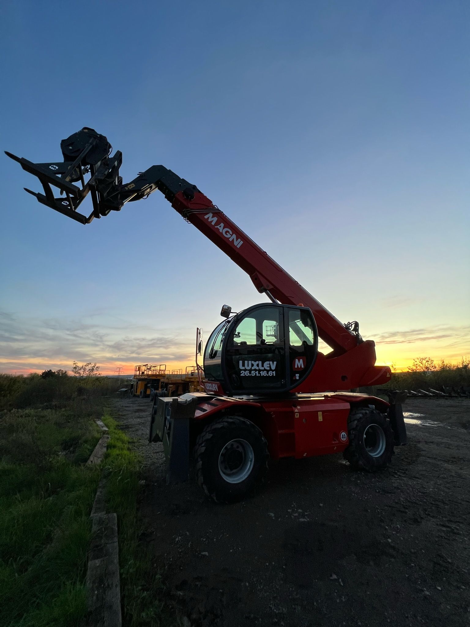 Chariot rotatif au lever du soleil