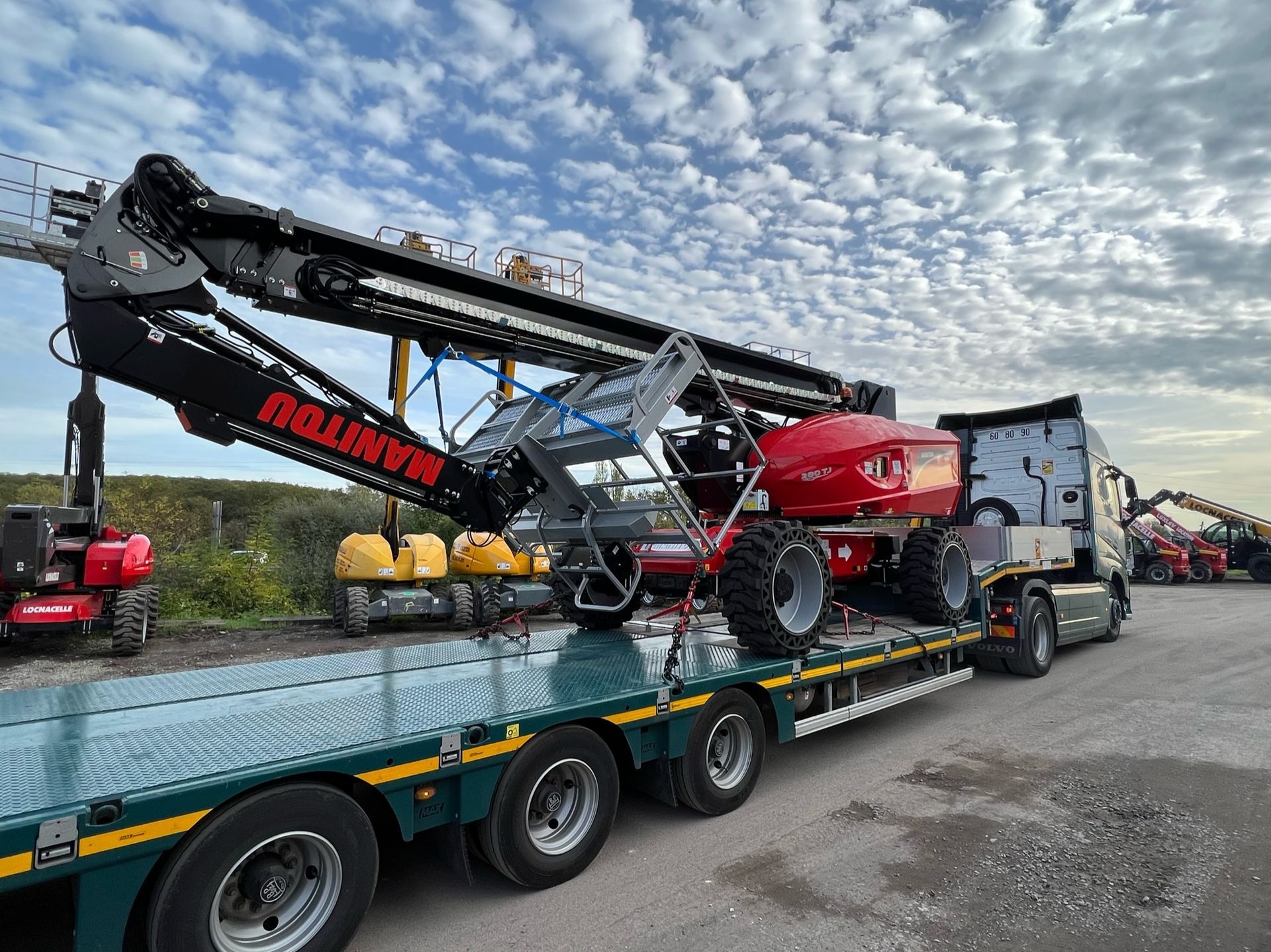 Nacelle articulée sur un camion de transport