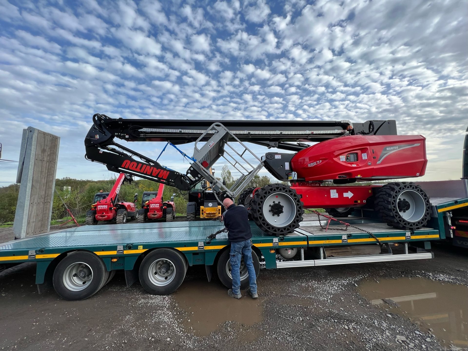 Professionnel fixant une nacelle sur un camion