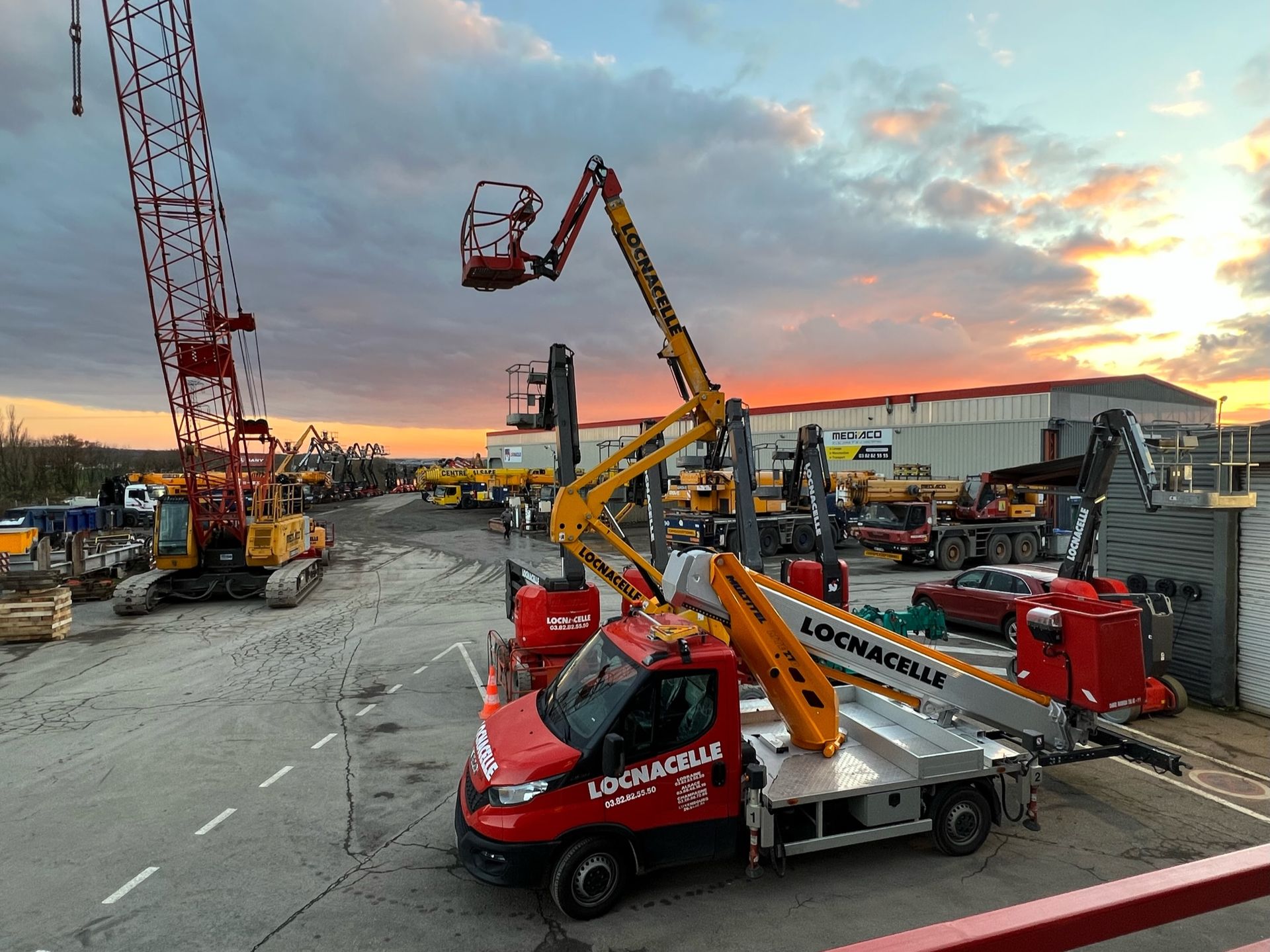 Nacelles de différents modèles sur un parking de Locnacelle