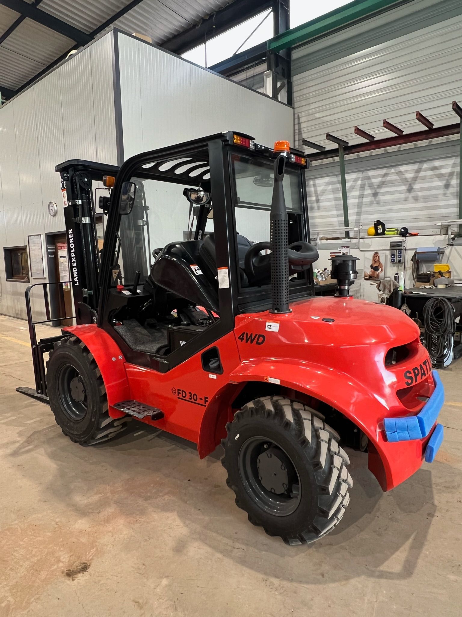 Chariot rouge en intérieur
