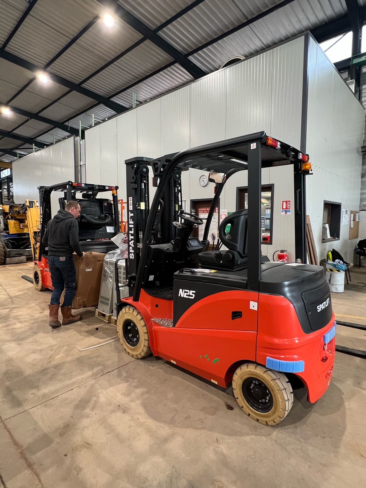 Chariots élévateurs portant des palettes