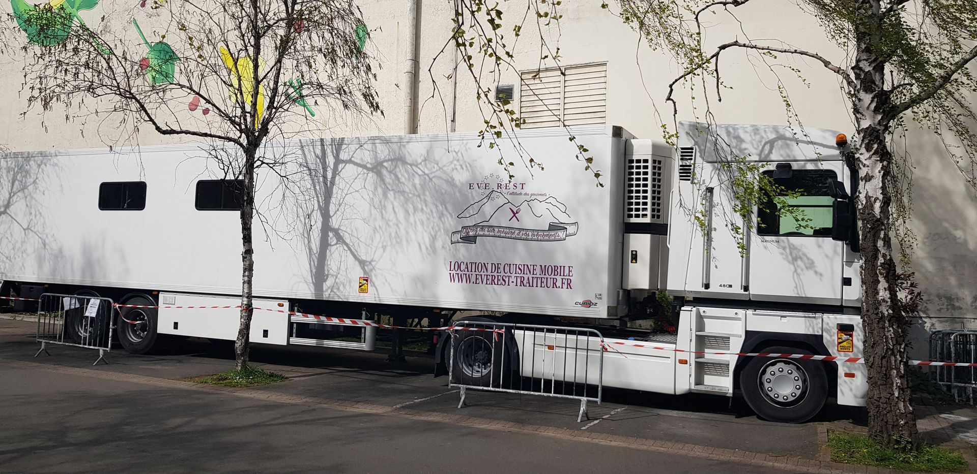 Camion-cuisine déplacé devant un bâtiment