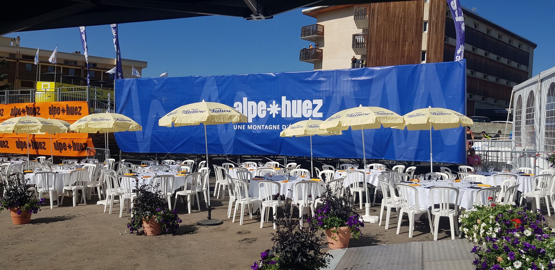 Tables préparées pour déjeuner durant l'étape de l'Alpe d'Huez