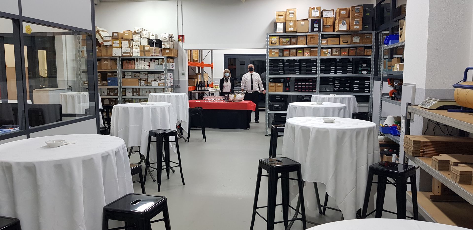 Tables dressées pour un repas en entreprise