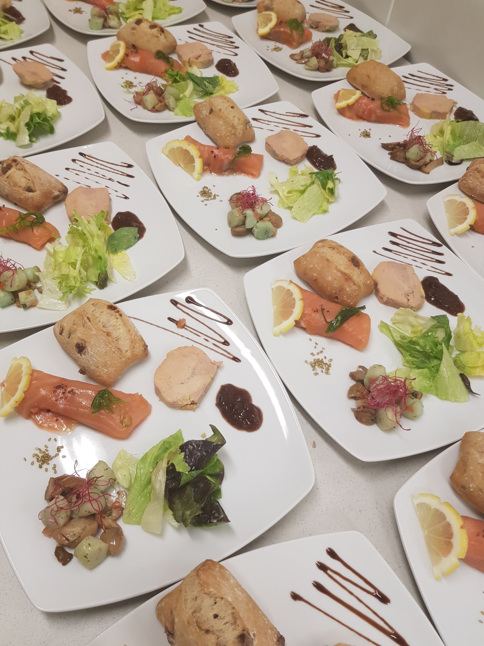 Plusieurs assiettes préparées façon grand buffet