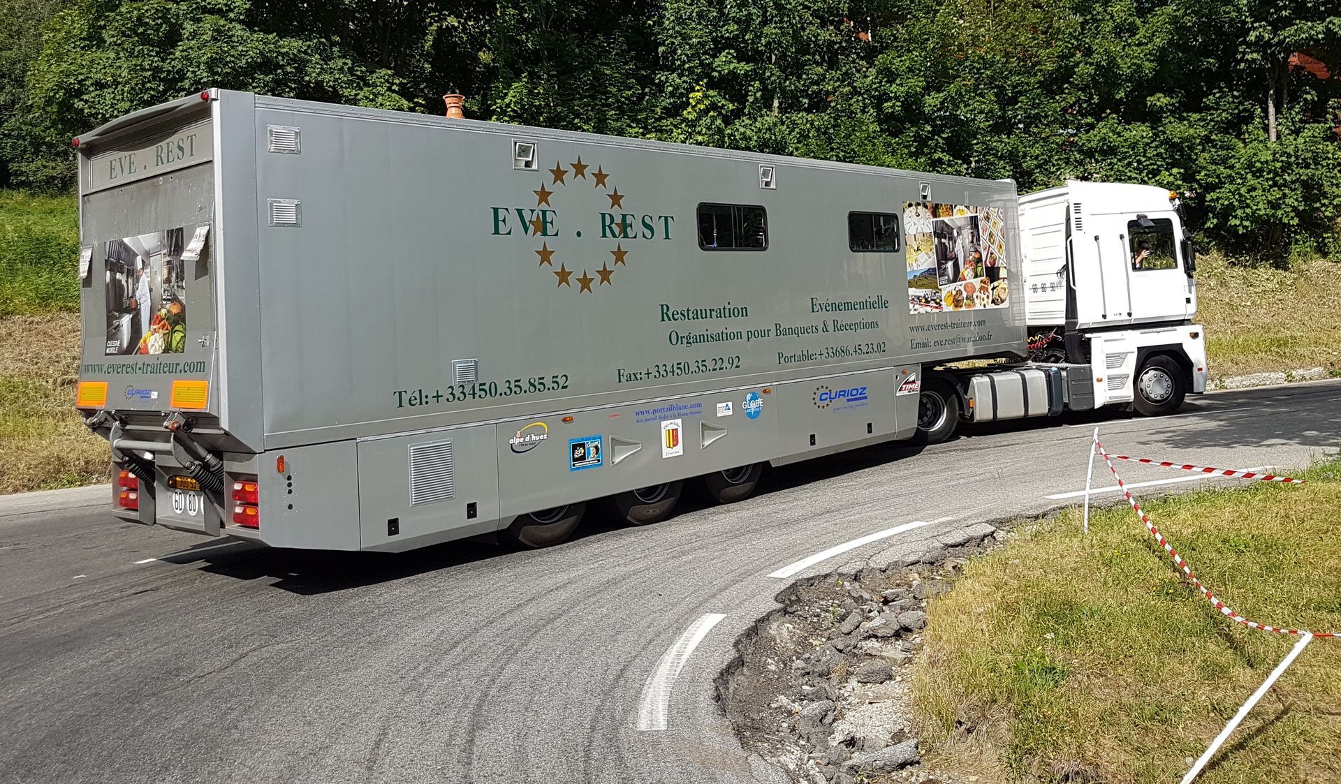 Camion-cuisine en route pour couvrir un événement