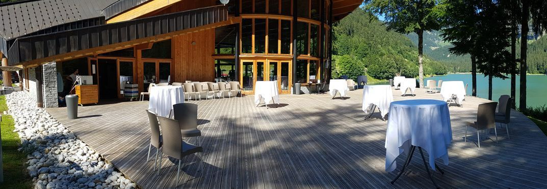 Tables dressées pour un repas près d'un point d'eau