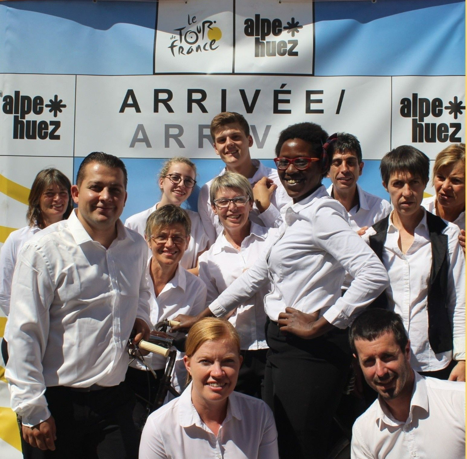 L'équipe d'Eve Rest Traiteur devant la ligne d'arrive de l'Alpe d'Huez