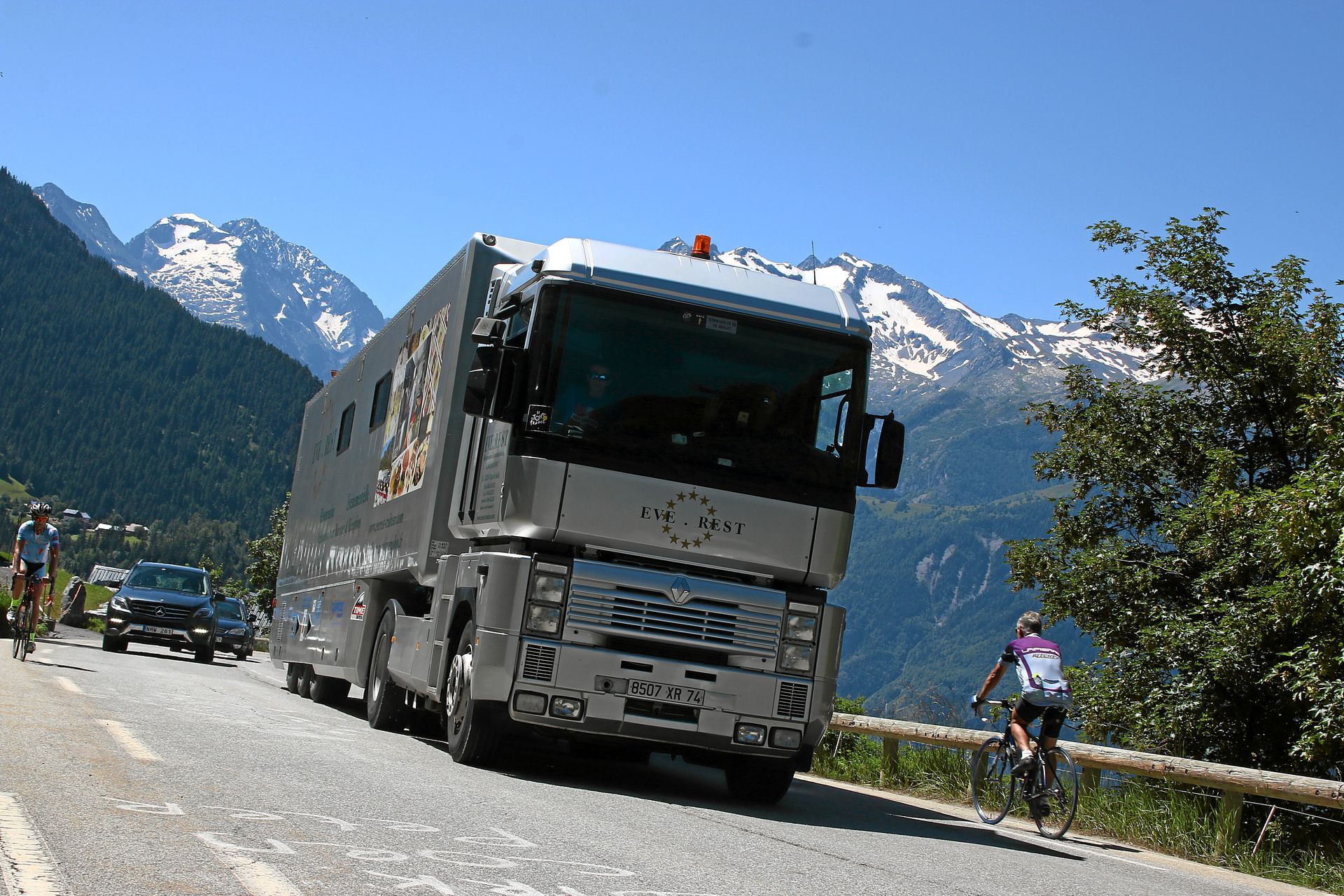 Camion Eve Rest Traiteur transportant une cuisine mobile pour un événement sportif