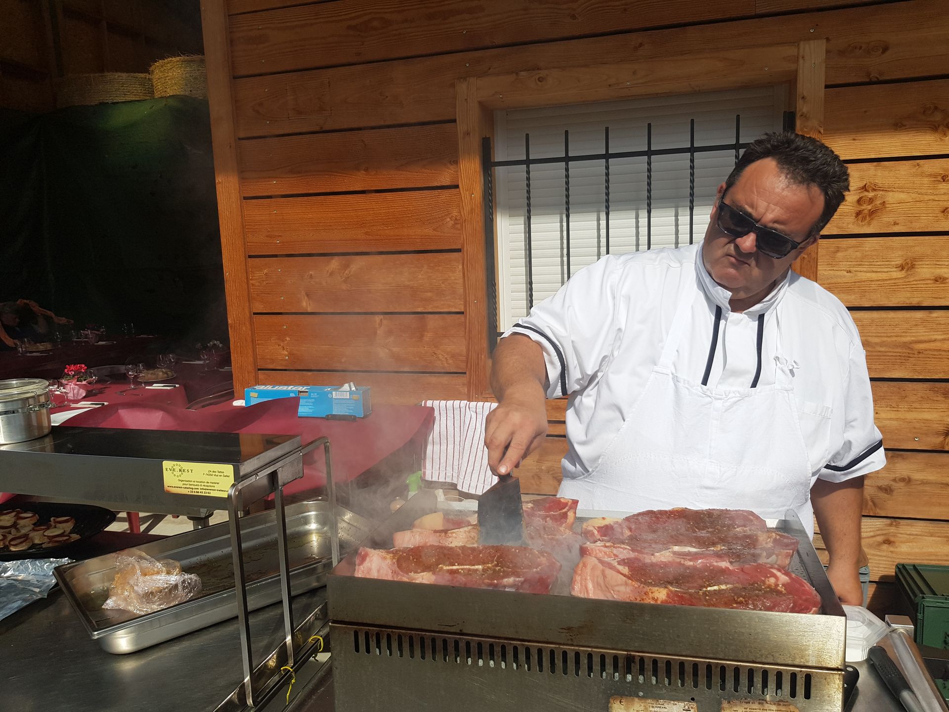 Traiteur en train de cuire de la viande