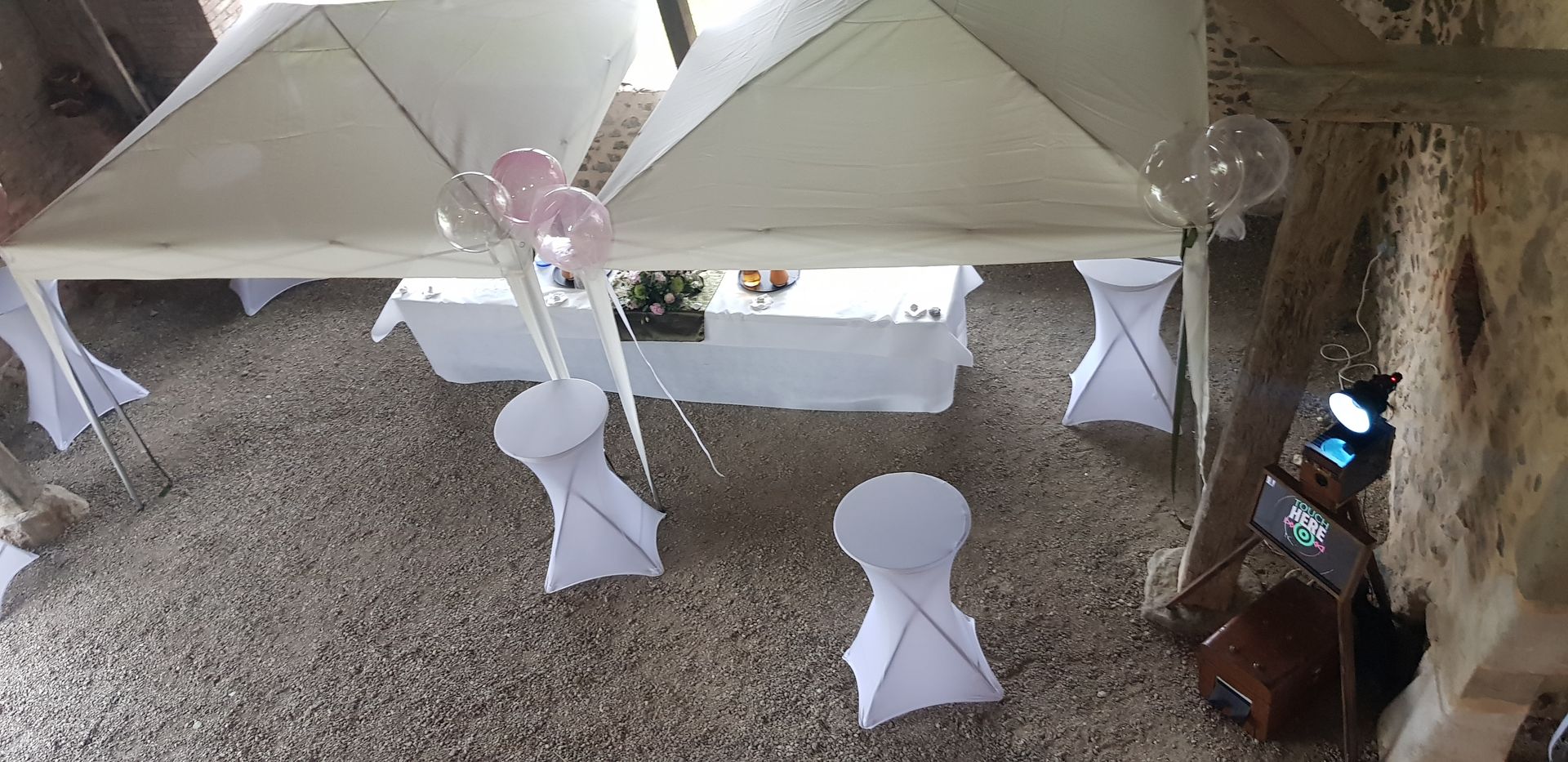 Châpiteaux installés pour un repas