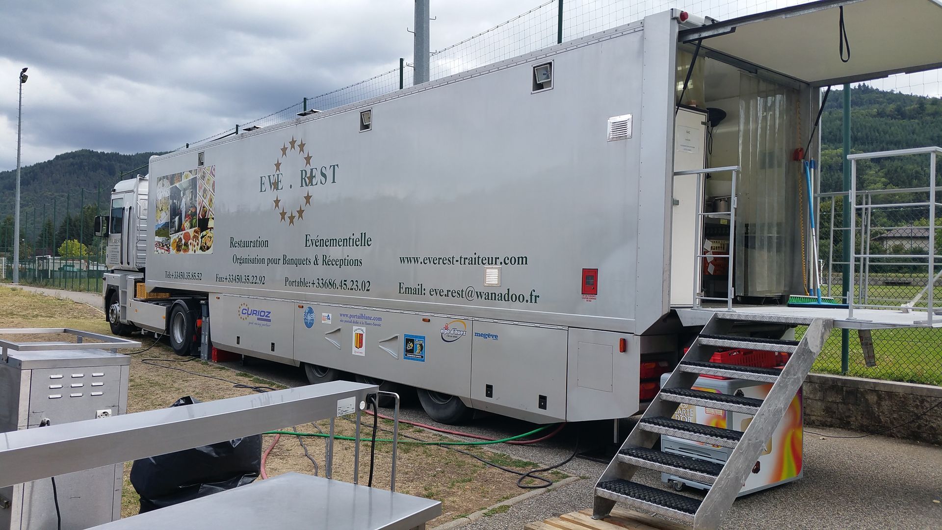 Camion de cuisine mobile de l'entreprise Eve Rest Traiteur