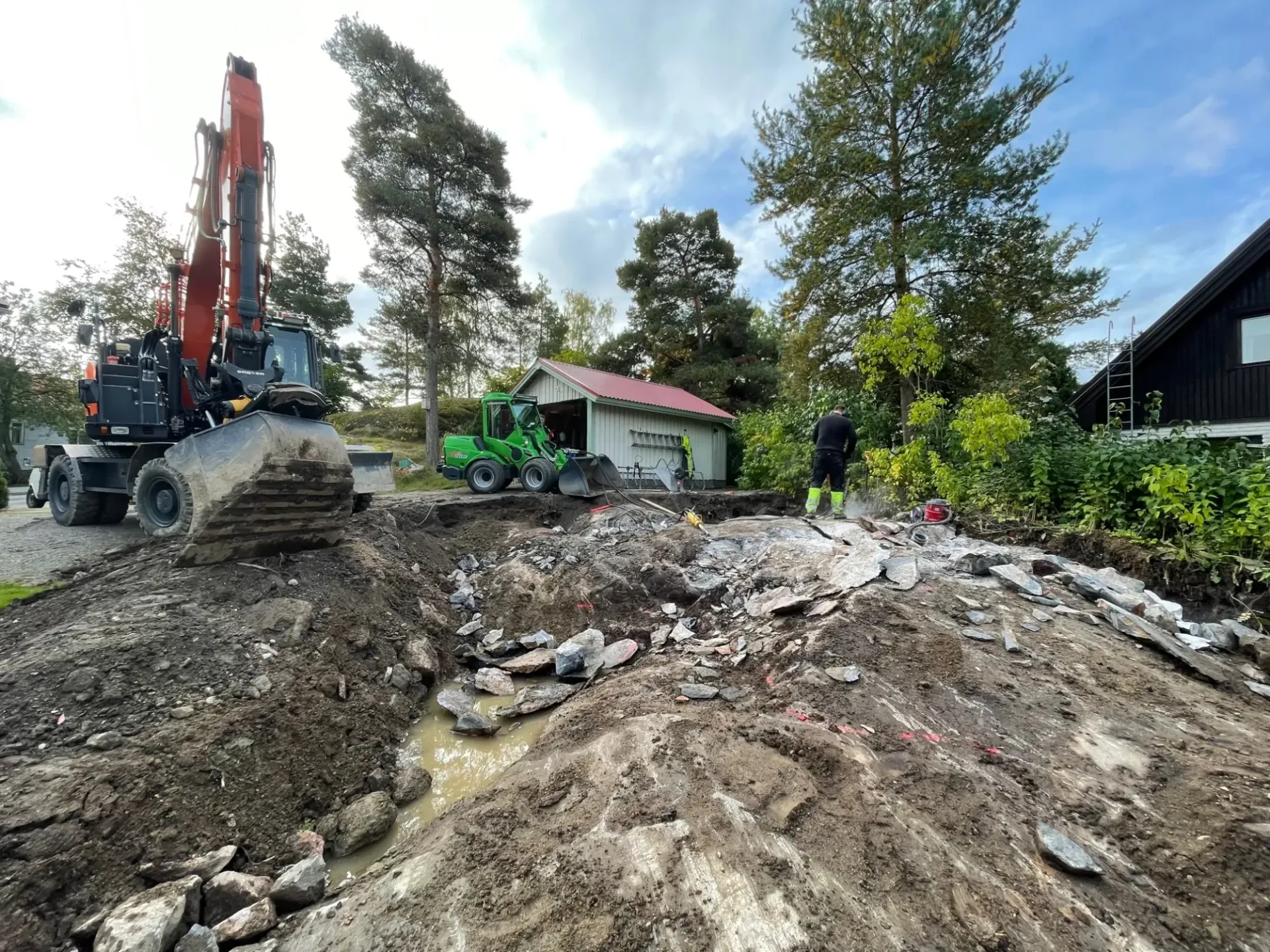 Ammattitaitoista maarakennusta ja pihan pohjatöitä – Kaivinkoneyhtymä Hokkanen & Hokkanen.