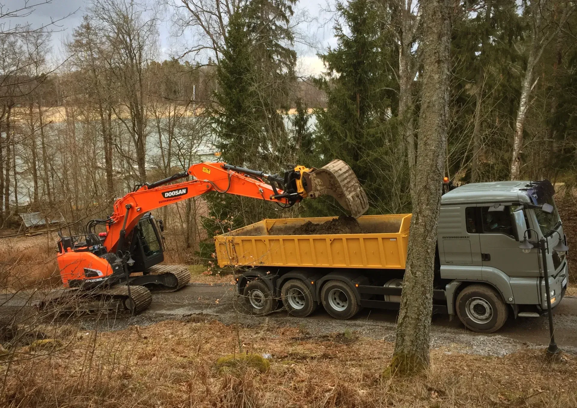 Koneurakointia ja kiinteistöjen maarakennustöitä Turun seudun asiakkaille.