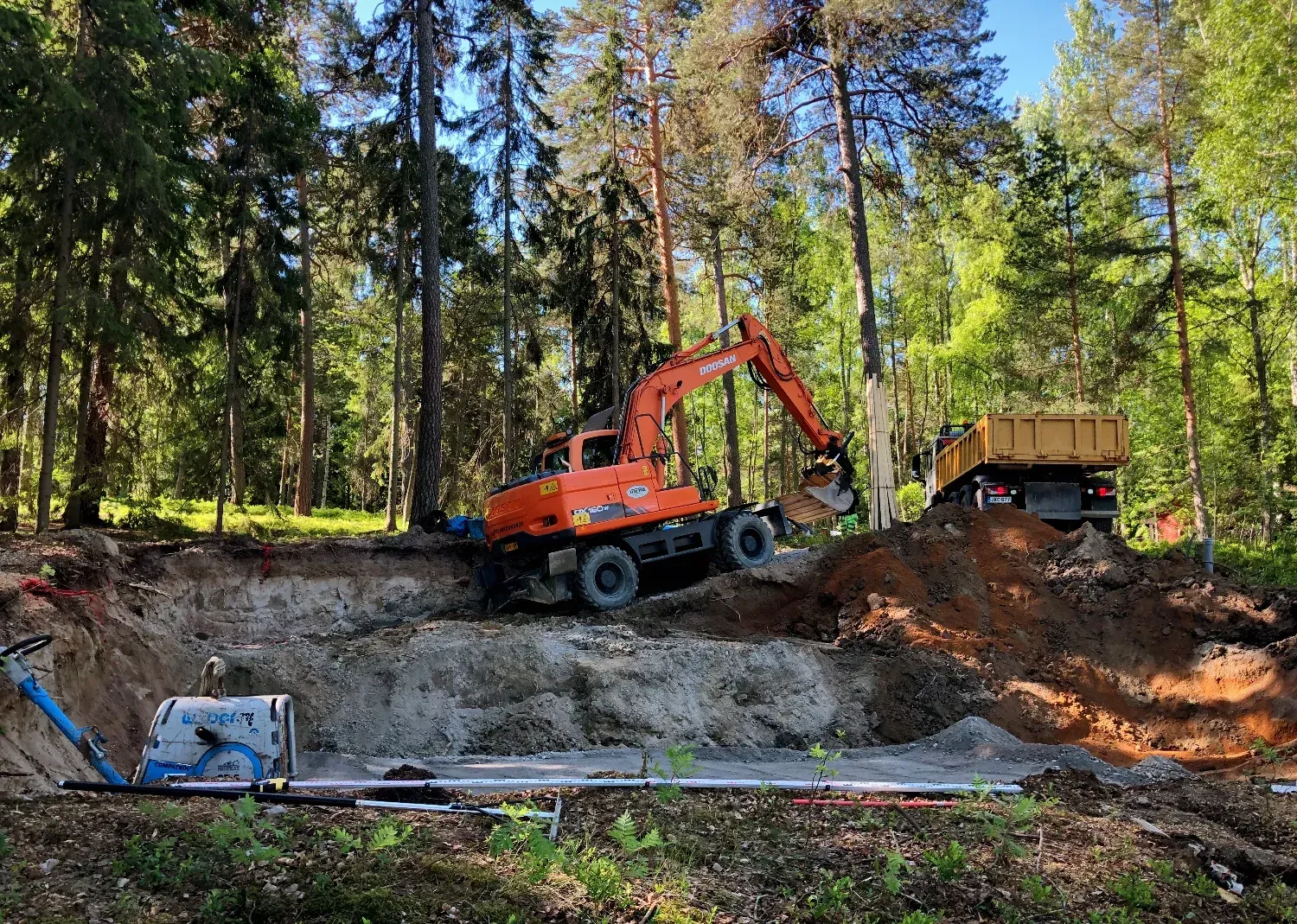 Maanrakennus Turku: tontin esirakentamista Kaivinkoneyhtymä Hokkanen & Hokkanen Oy.