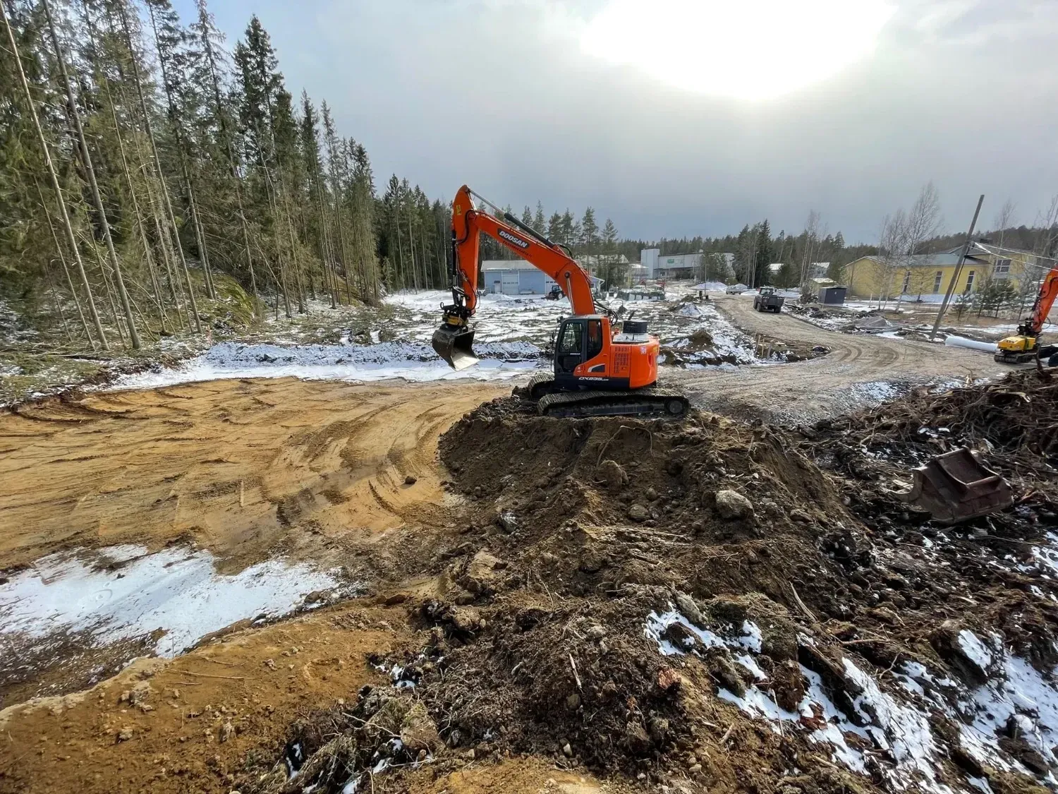 Nykyaikainen kaivinkone maarakennustyömaalla – Hokkanen & Hokkanen urakoi.
