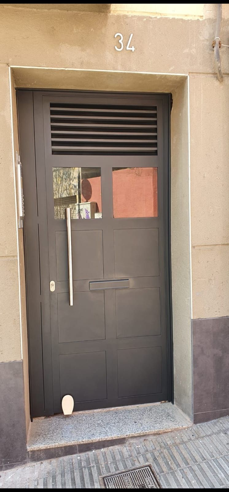Una puerta negra con el número 34