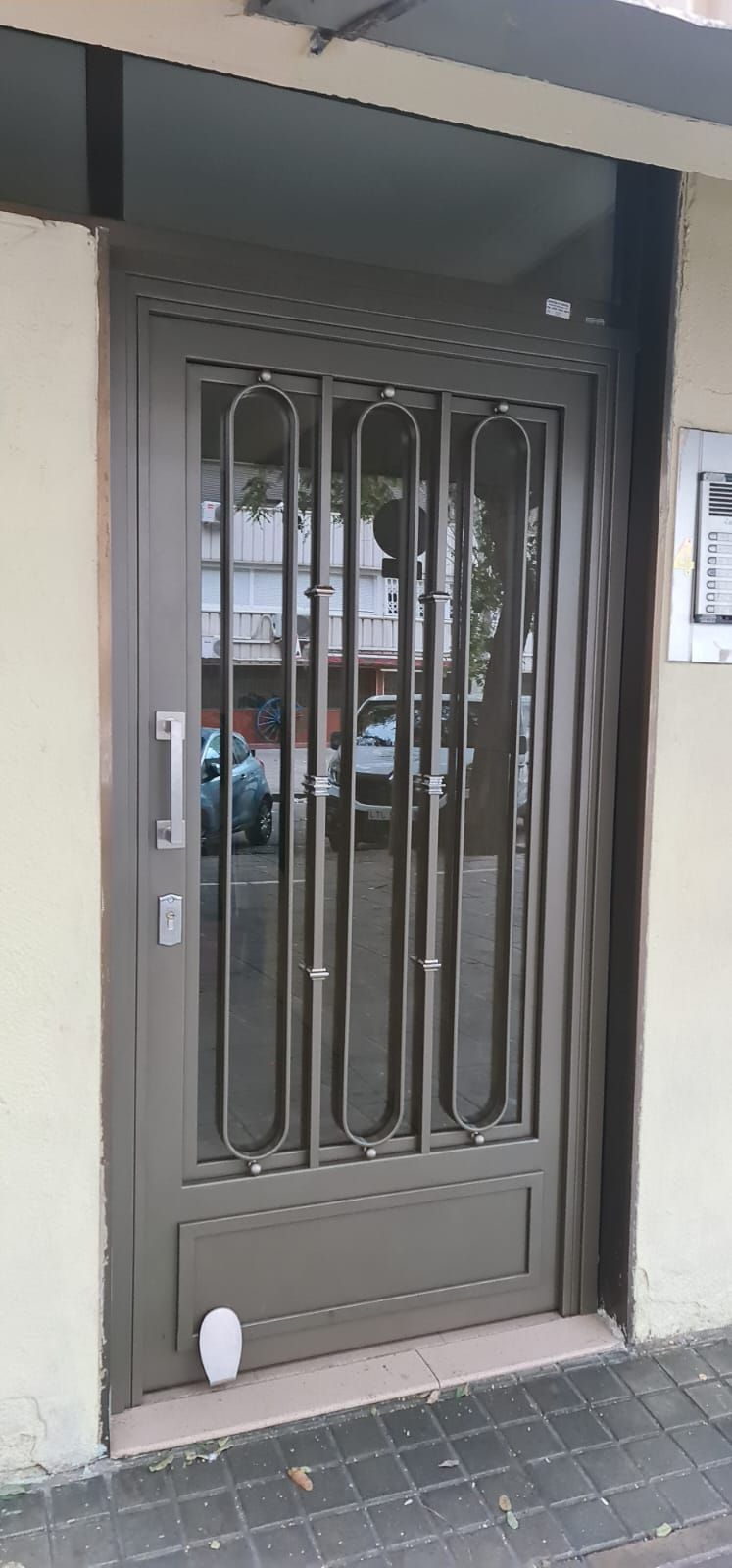 Una puerta con rejas está en el costado de un edificio.