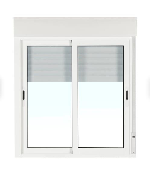 Una ventana blanca con una persiana enrollable.