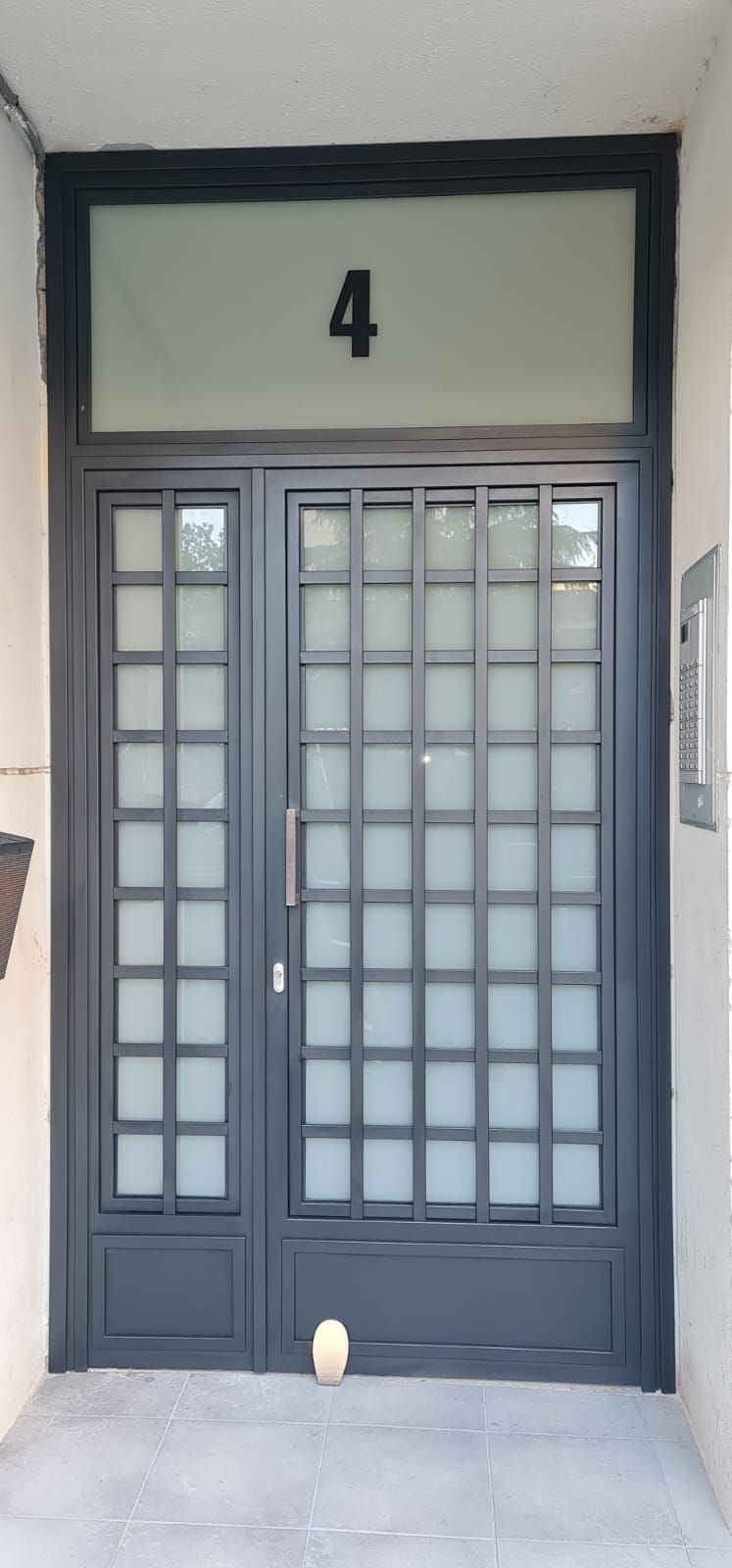 Una puerta negra con el número 4 en ella