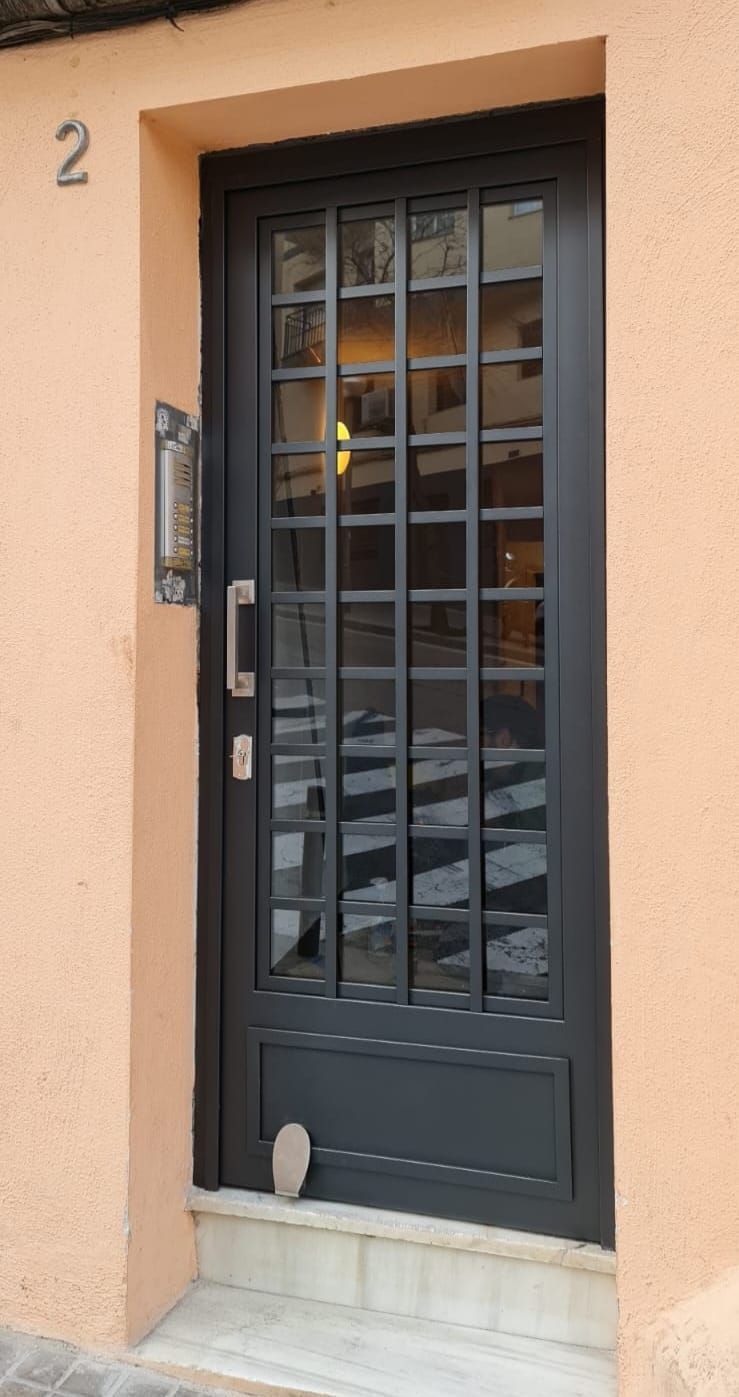 Una puerta negra con el número 2 en ella