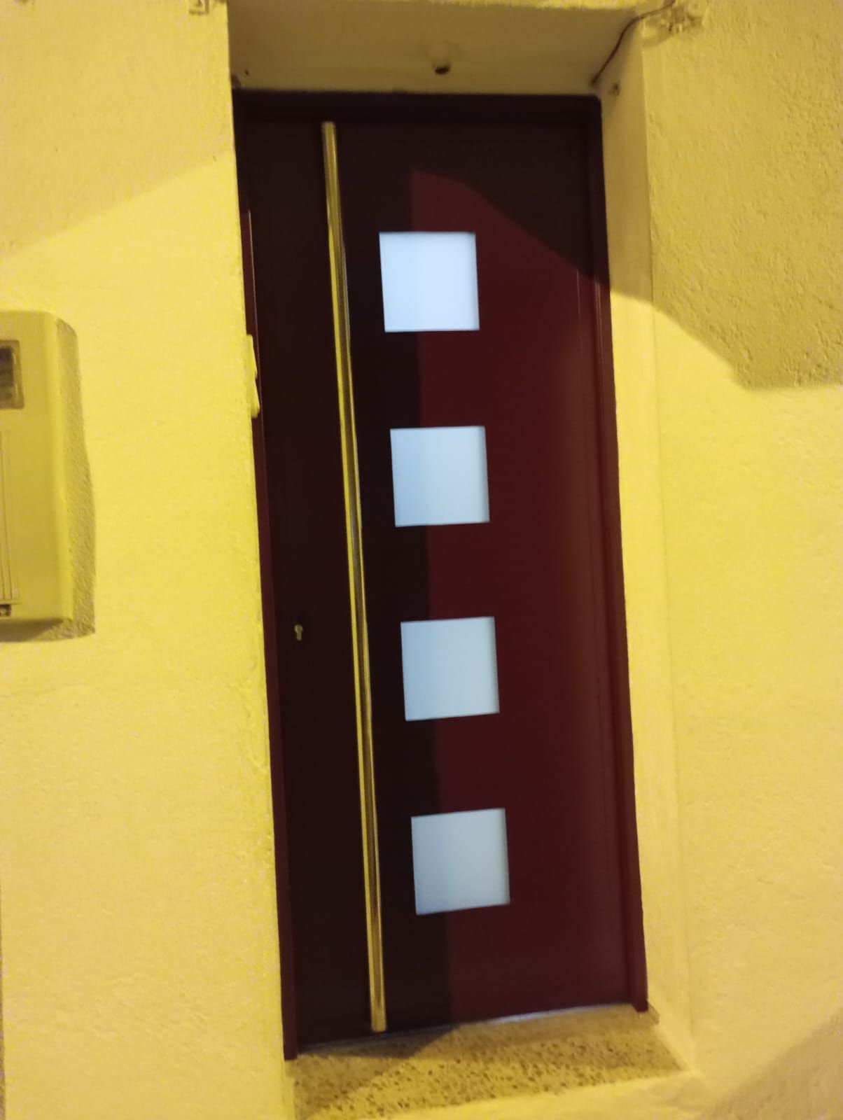 Una puerta con cuadrados y un tirador.