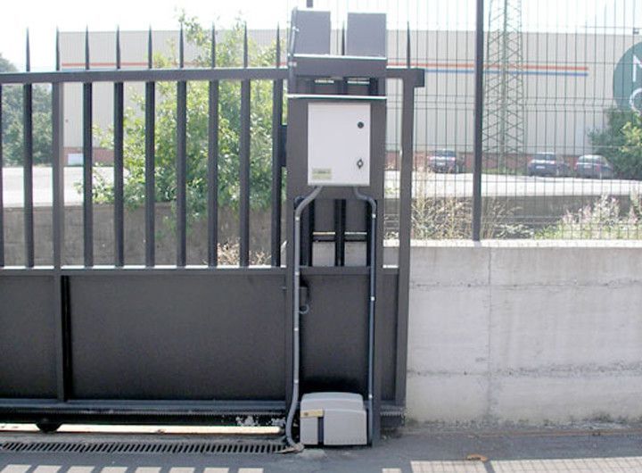 Una puerta corrediza con un motor conectado a ella