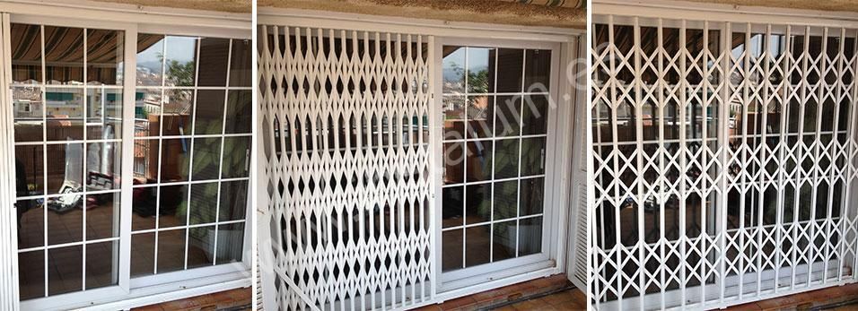 Una puerta corrediza de vidrio con una puerta de metal.