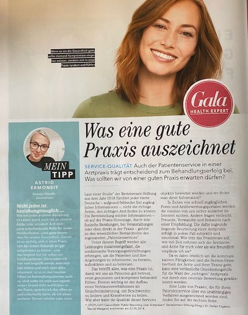 In einem Zeitschriftenartikel lächelt eine Frau.