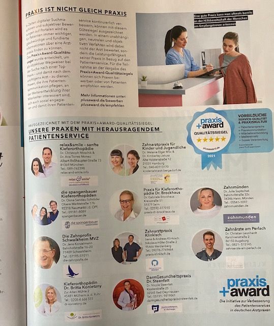 Eine Zeitschrift ist auf der Seite „Praxis Award“ aufgeschlagen.