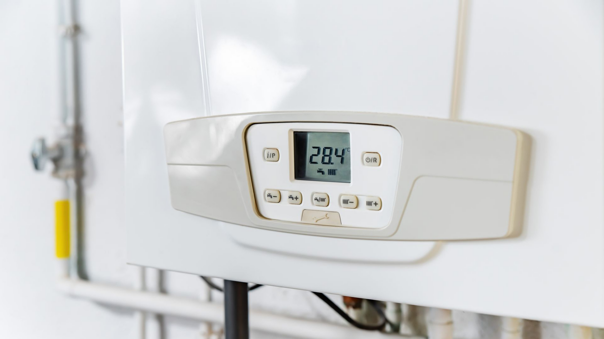 Un chauffe-eau blanc.