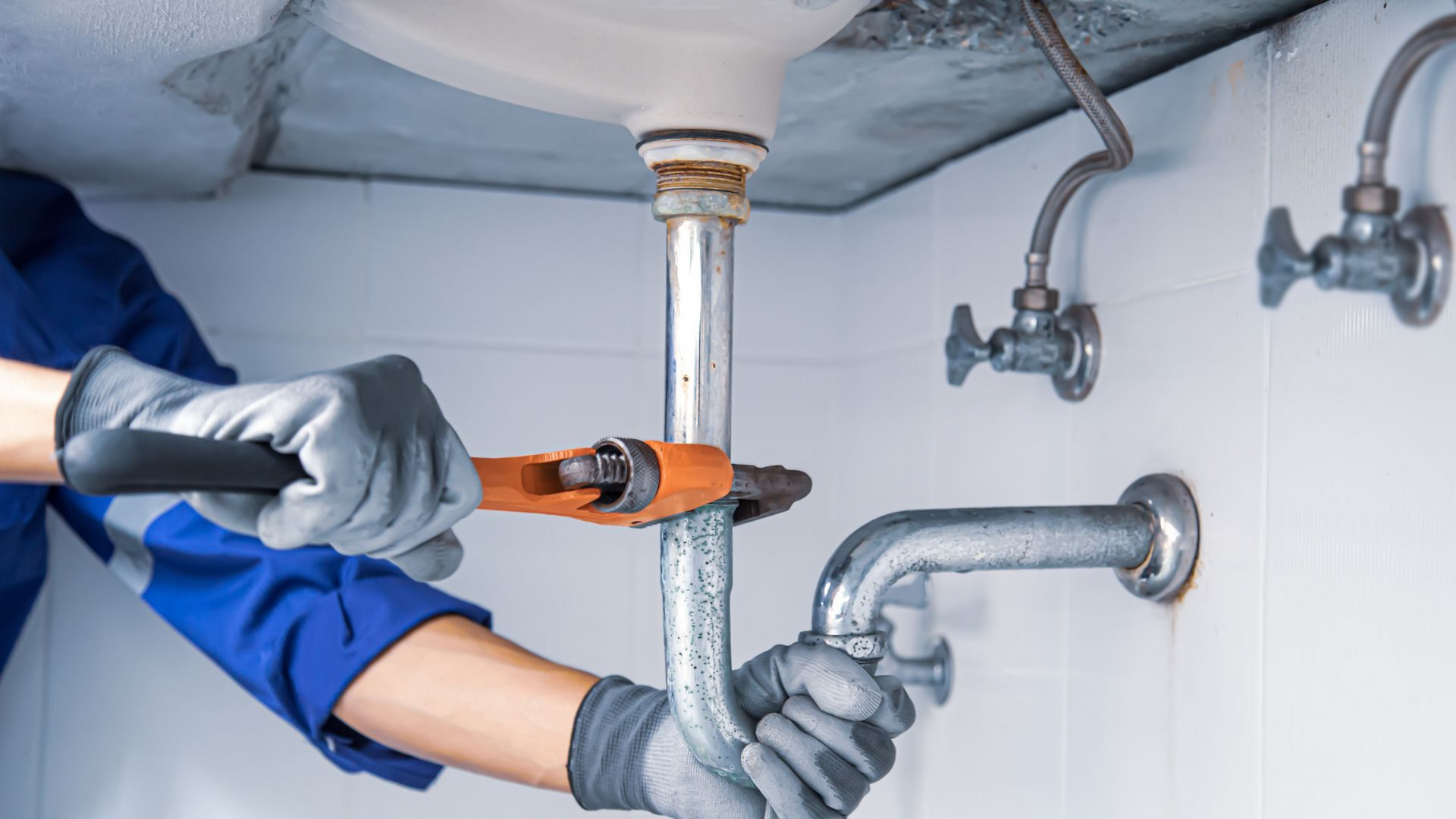 Une clé à molette et un siphon.