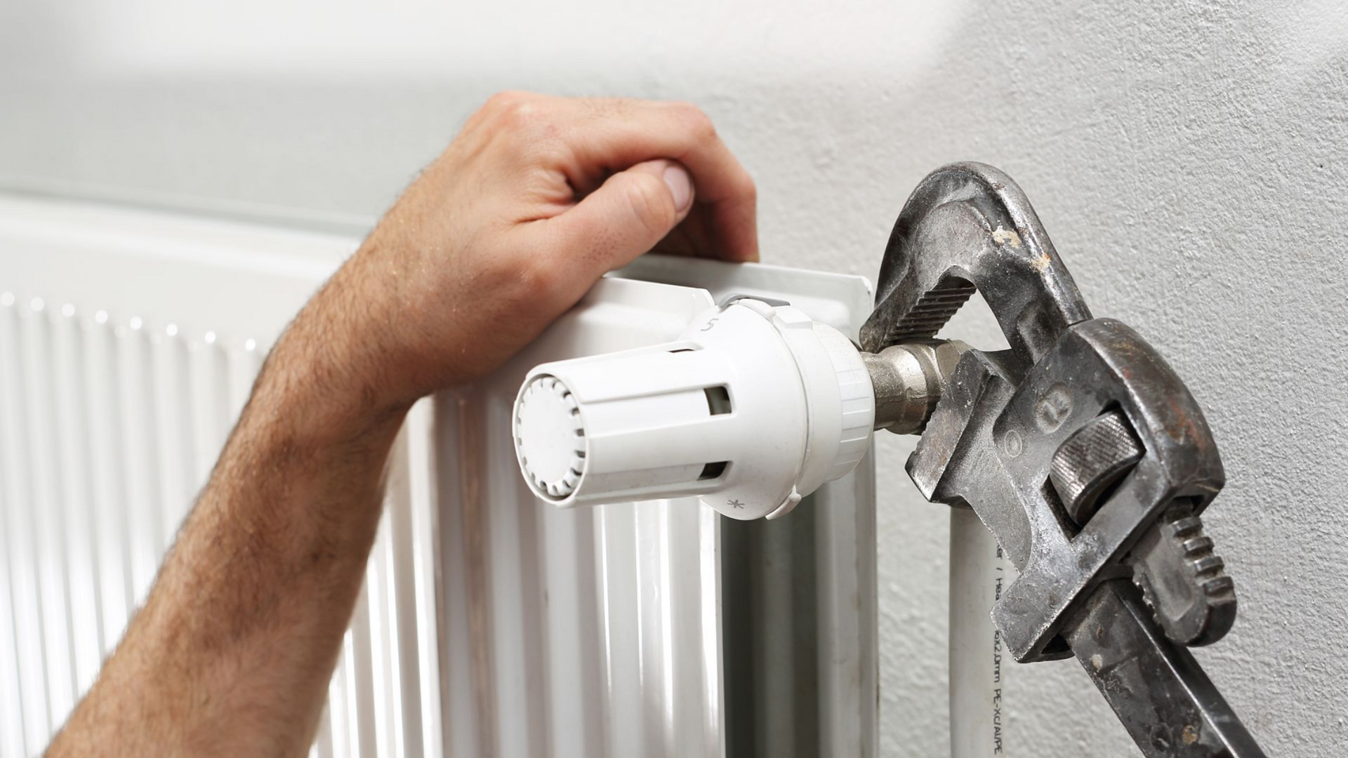 Une clé à molette et un radiateur.