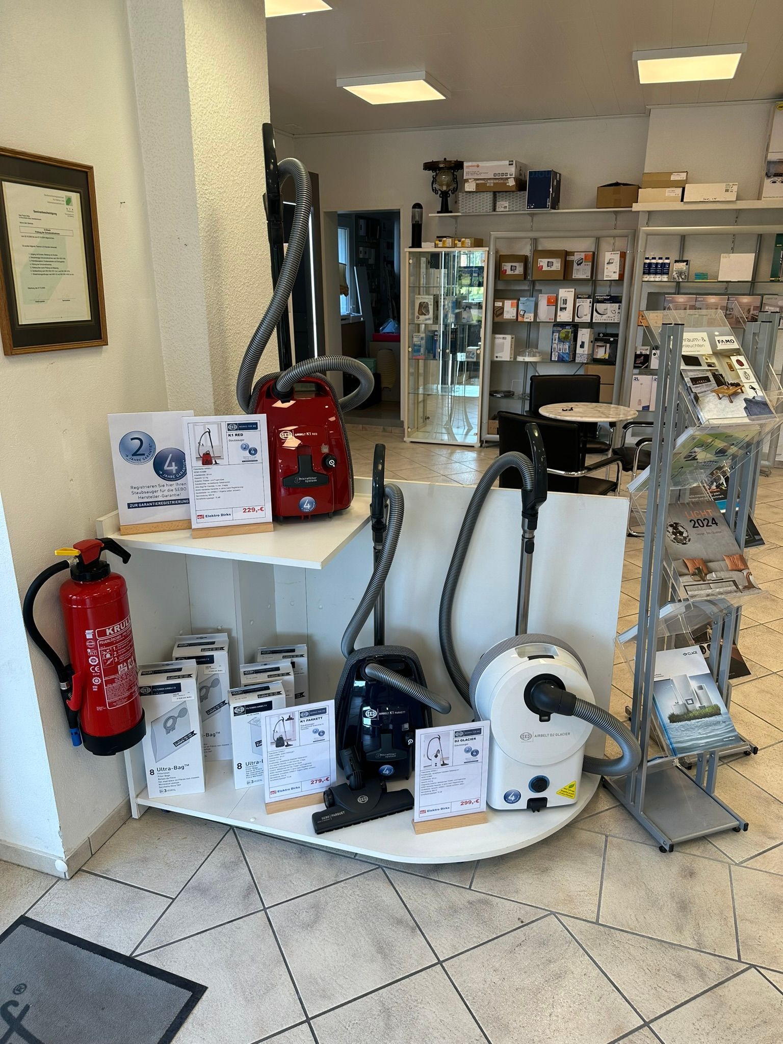 Ein weißer Lieferwagen steht vor einem Backsteingebäude.