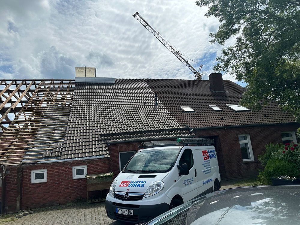 Ein weißer Lieferwagen steht vor einem Backsteingebäude.