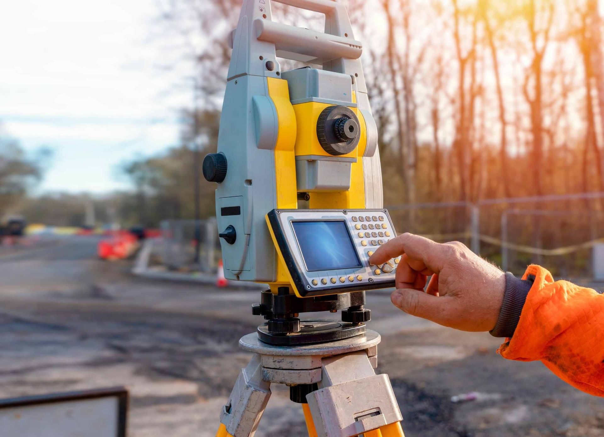Una persona está utilizando una estación total en un sitio de construcción.