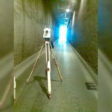 Un trípode está sentado en el medio de un túnel.