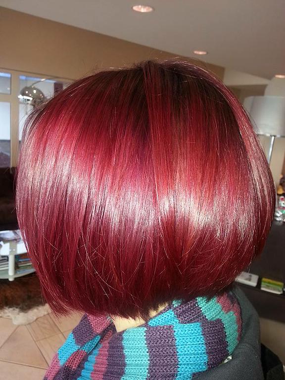 Une coupe de cheveux rouges