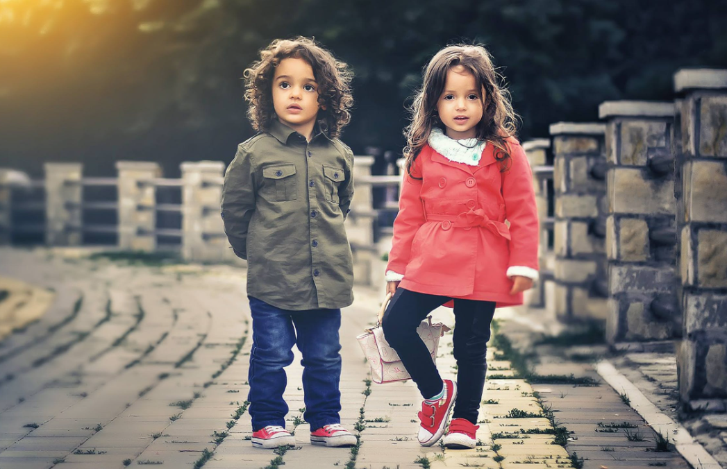 Deux enfants qui posent
