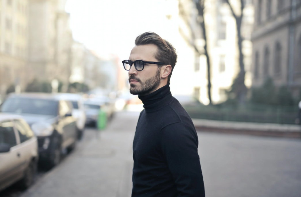 Portrait d'un homme avec des cheveux courts et qui porte des lunettes