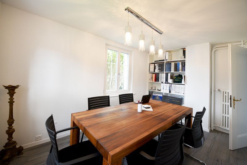 Holztisch, Foto von STÄHELIN Teppich & Bodenbeläge Parkett