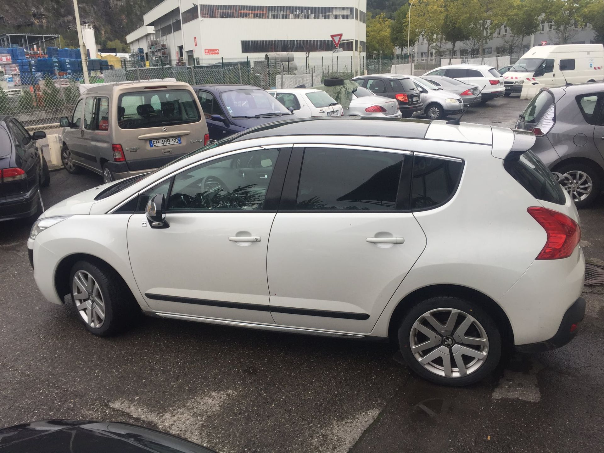 Une voiture blanche de taille moyenne.