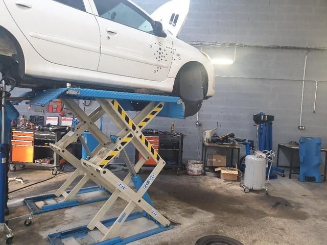 Une voiture en réparation dans le garage automobile.