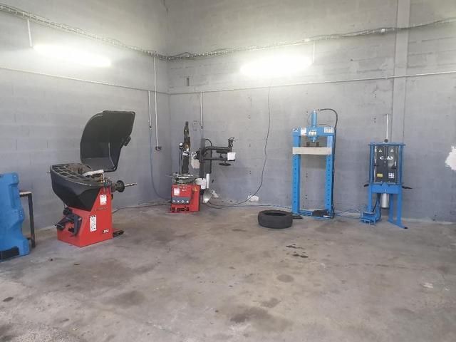 Le garage automobile de l'entreprise AUTO FLEX.