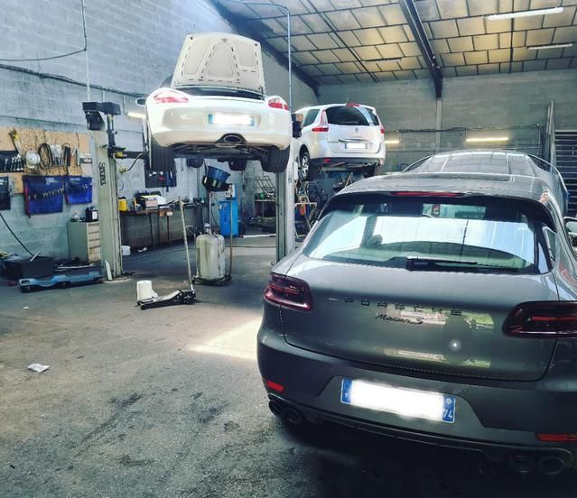 Le garage de l'entreprise AUTO FLEX.