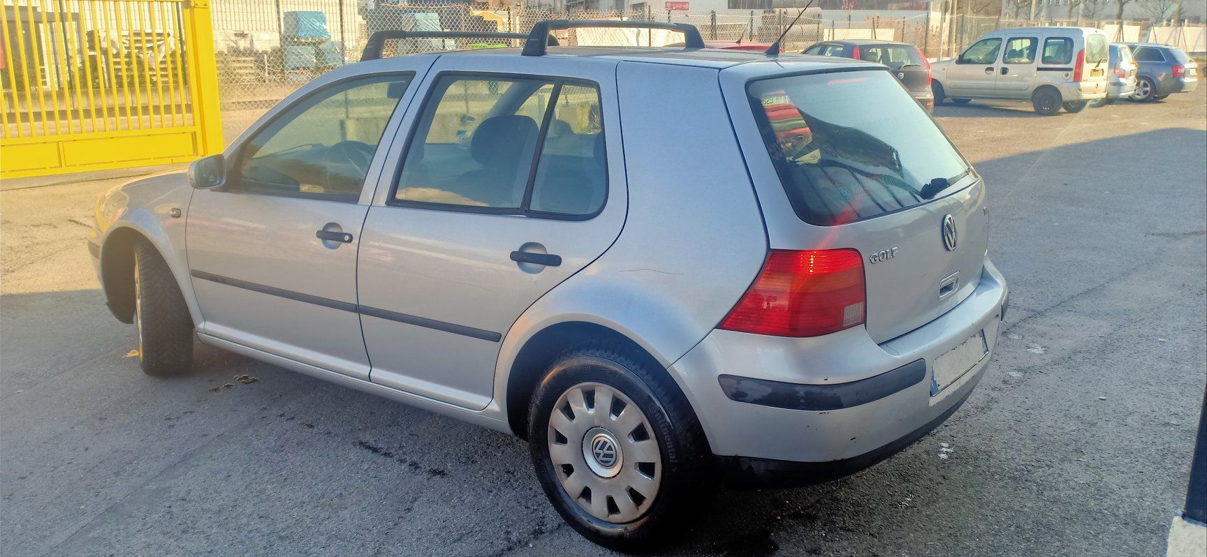 Une voiture de taille moyenne vue de derrière.